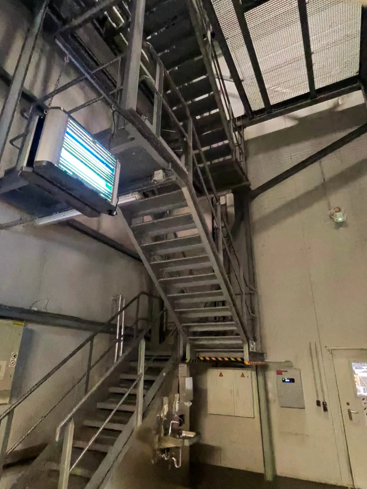 Neue Stahltreppe in einer Industriehalle