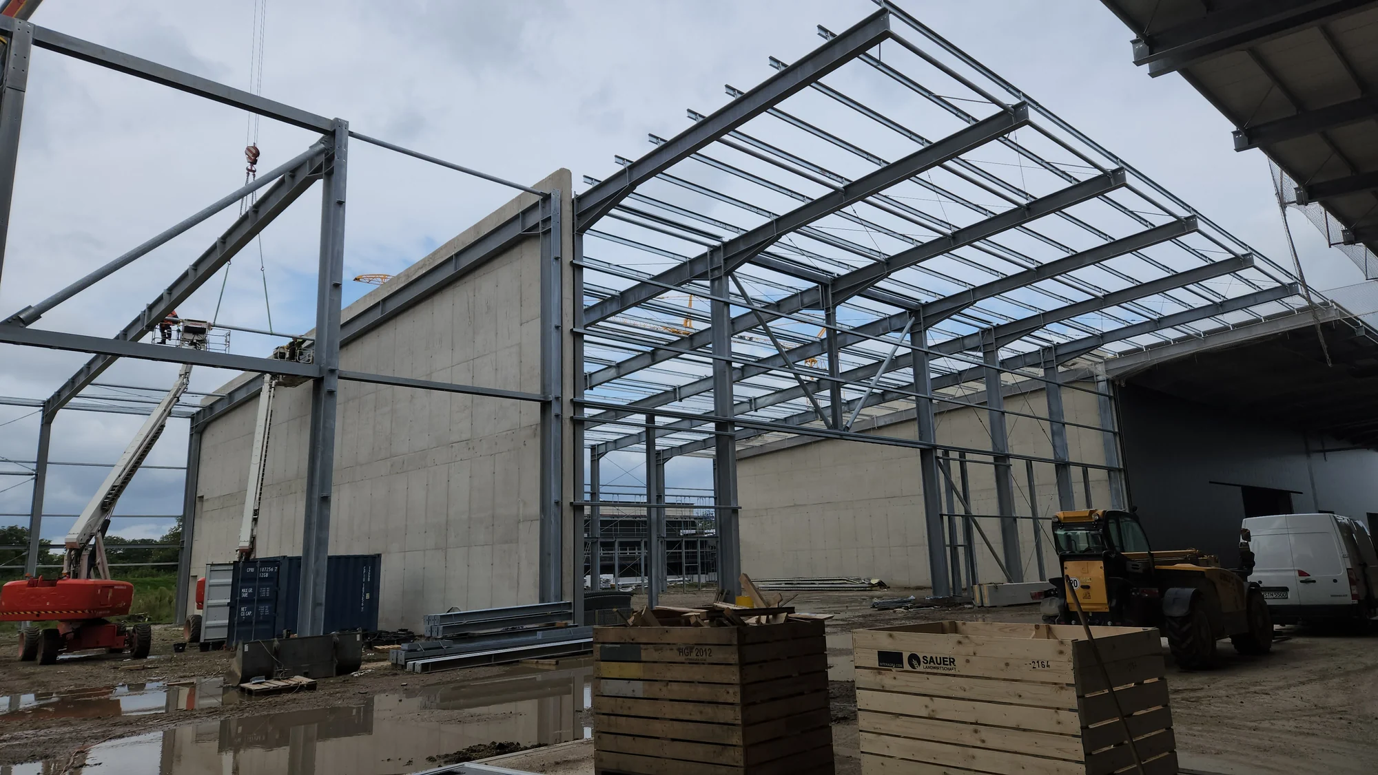 Erection of a steel structure for an industrial hall